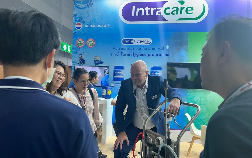 Arjan presenting the Intra Hygiene Trolley