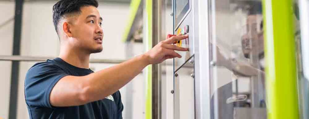 Productie collega aan het werk