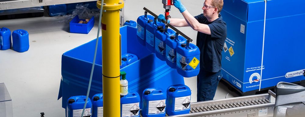 Intracare productie medewerker aan het werk